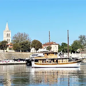 https://rhythm-floating-hostel-zadar.hotelinzadar.com